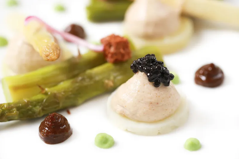 Asperges, caviar de rogue de hareng fumé, aïoli d'ail noir — Restaurant Le Pastel Toulon