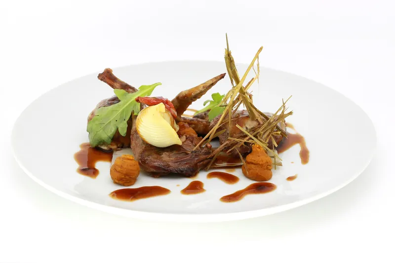 Autour du pigeon son suprême rôti, sa cuisse confite, sa crépinette, jus au foin — Restaurant Le Pastel Toulon