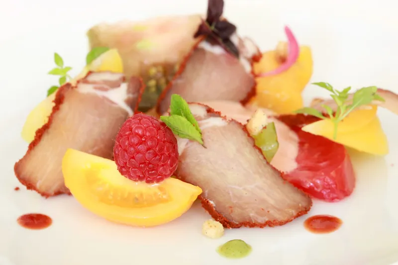 Carpaccio de porc salé séché au paprika, tomates multicolores, espuma framboise2 — Restaurant Le Pastel Toulon