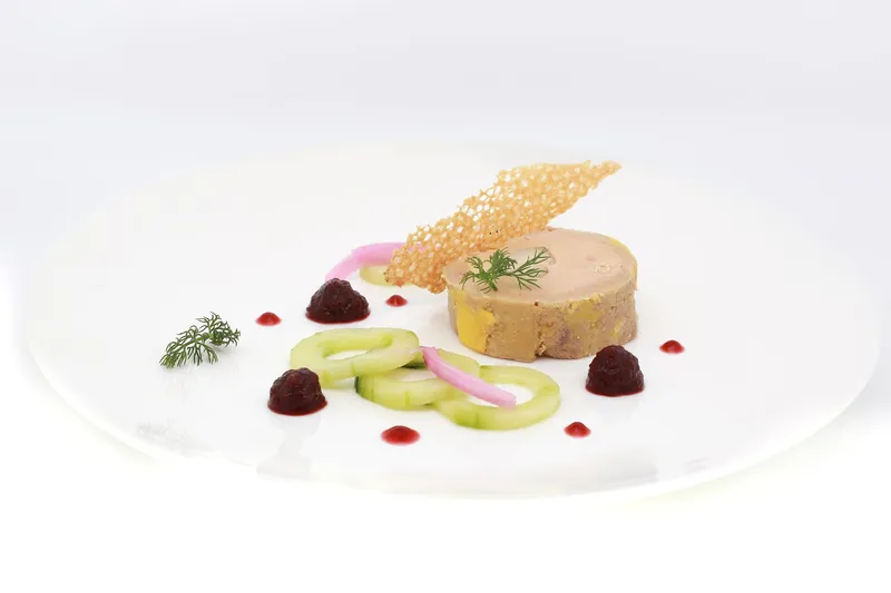 Foie gras de canard mi cuit au maquereau fumé, betterave, concombre